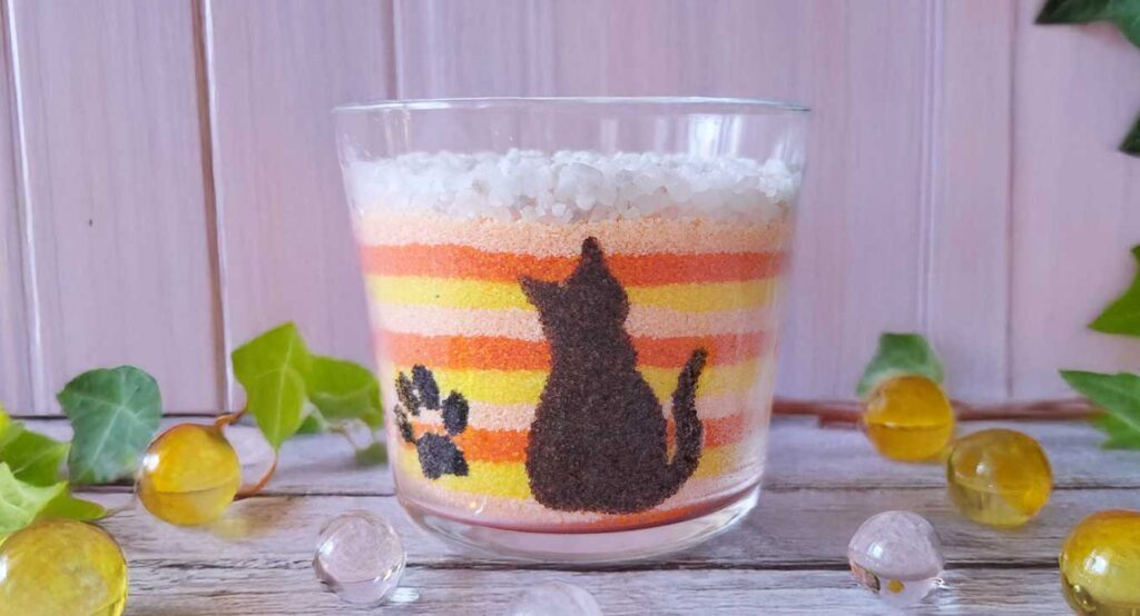 ふっくらした猫シルエットをデザインしたグラスサンドアート