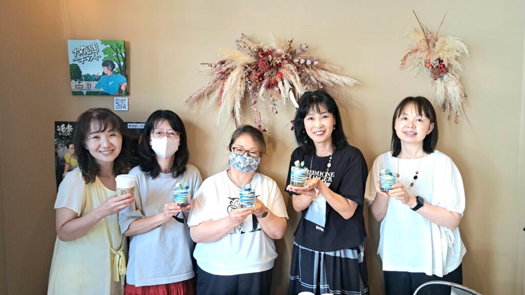 ワークショップ参加者の皆さんと記念撮影。みんないい笑顔!